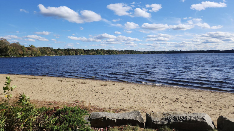 Una vista del lago Massapoag desde Memorial Park Beach en un día brillante en Sharon, MA