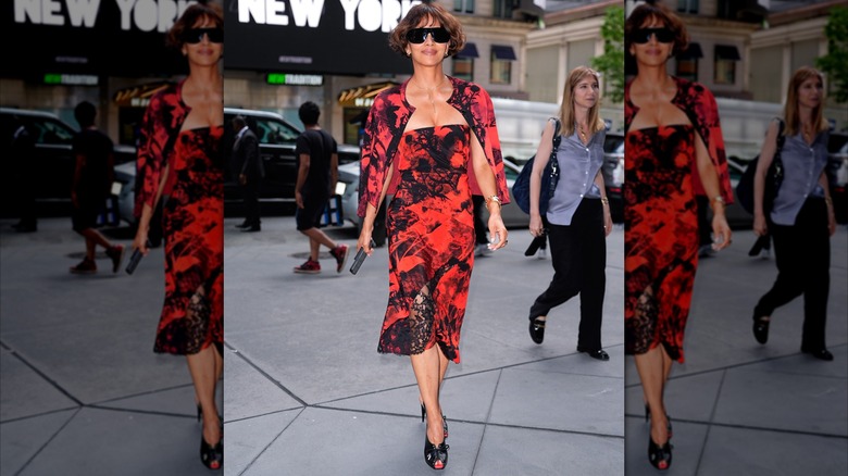 Halle Berry con un vestido estampado rojo y negro en la ciudad de Nueva York en mayo de 2026