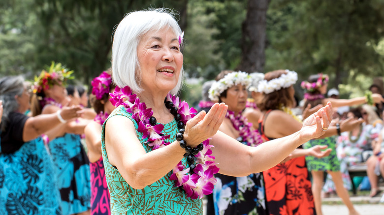 Bailarina de hula senior en el Día de Lei en Honolulu