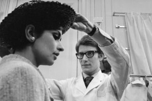 Frase del día de Yves Saint Laurent: ‘He aprendido que lo importante en un vestido es…’