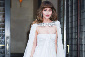 10 veces las celebridades llevaron el drama a las alfombras rojas con elegantes vestidos tipo capa