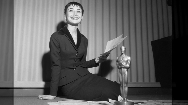 Audrey Hepburn en una conferencia de prensa el día después de ganar el Oscar a la mejor actriz en la 26ª edición anual de los Premios de la Academia en la ciudad de Nueva York en 1954.