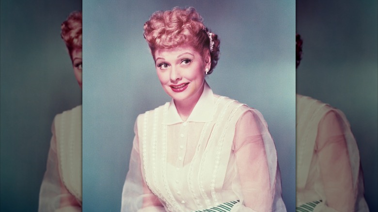 Un retrato de estudio coloreado de Lucille Ball en 1955.