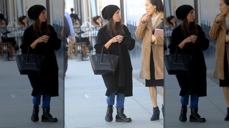 Soleil Moon Frye en la calle vistiendo jeans, un abrigo negro, un gorro negro y botas de combate negras con un gran bolso negro.