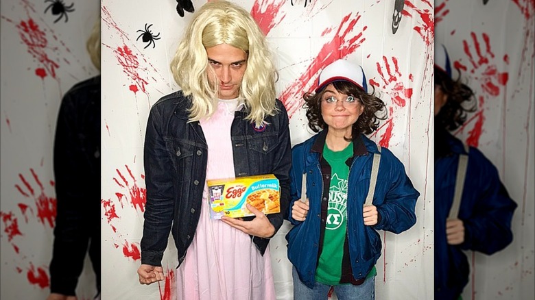 Sarah Hyland y Adams Wells se vistieron como personajes de Stranger Things para Halloween.
