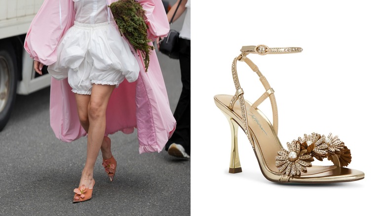 Una mujer que llevaba pantalones cortos blancos y tacones altos adornados con flores a la izquierda y tacones adornados con flores doradas a la derecha.