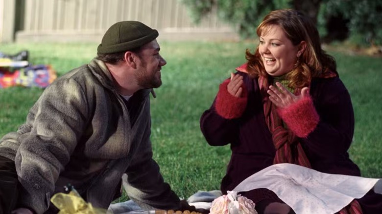 Jackson Douglas y Melissa McCarthy son fotografiados en el set de Gilmore Girls de WB como Sookie y Jackson.