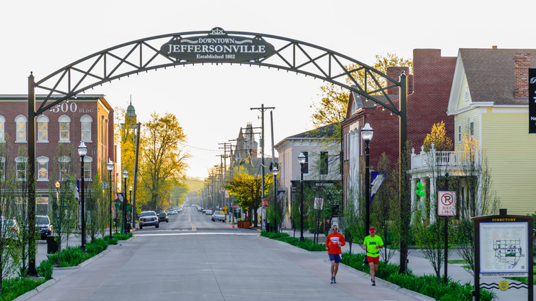 Dos personas corriendo por el centro de Jeffersonville