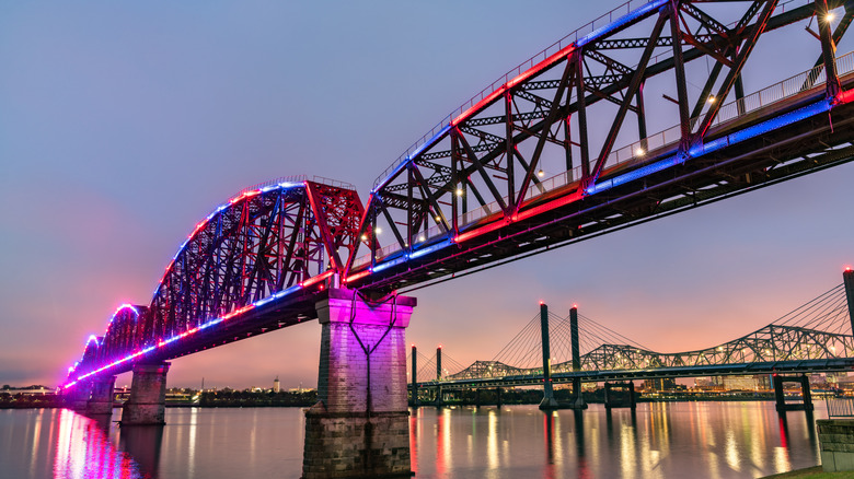 El puente Big Four iluminado al atardecer