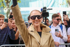 Céline Dion, 58 años, nos recuerda que nadie hace street style como ella con una elegante gabardina beige