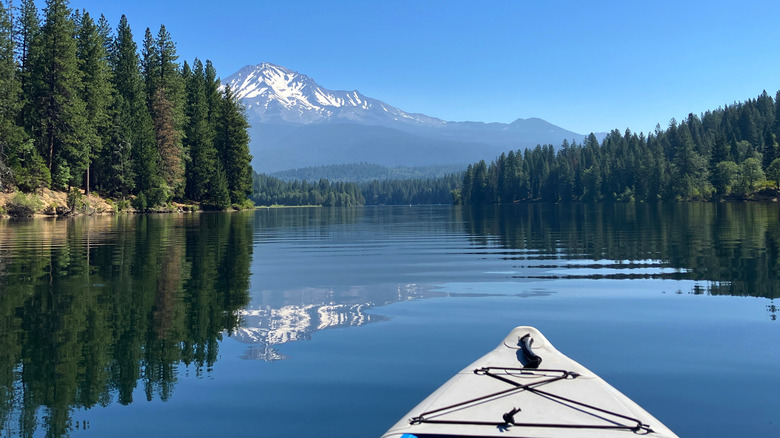 Esta es una foto de un kayak mirando el Monte Shasta desde el Lago Siskiyou.