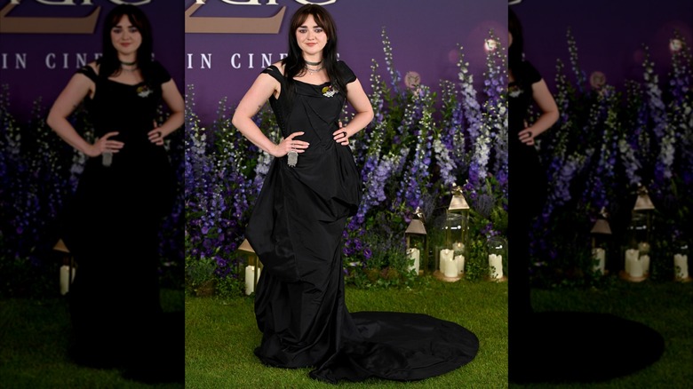 Maisie Williams vestida con un traje negro en el estreno de Practical Magic 2