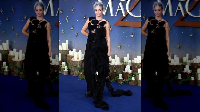 Harriet Rose con una capa en la alfombra roja del estreno de Practical Magic 2