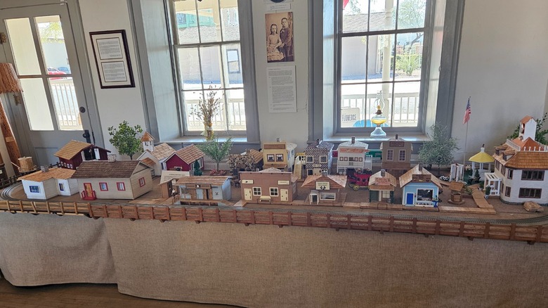 Diseño de tren modelo de mesa con edificios en miniatura en el Parque Histórico Estatal McFarland, Arizona