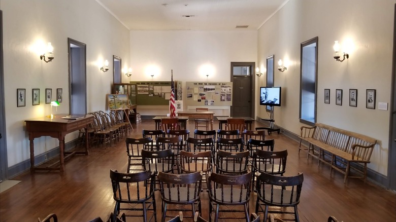 Sala de audiencias en el Parque Histórico Estatal McFarland, Arizona, con reliquias históricas y exhibiciones en exhibición