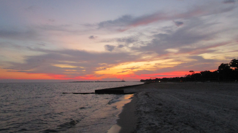 Una puesta de sol sobre la costa de Mississippi en Pascagoula Beach