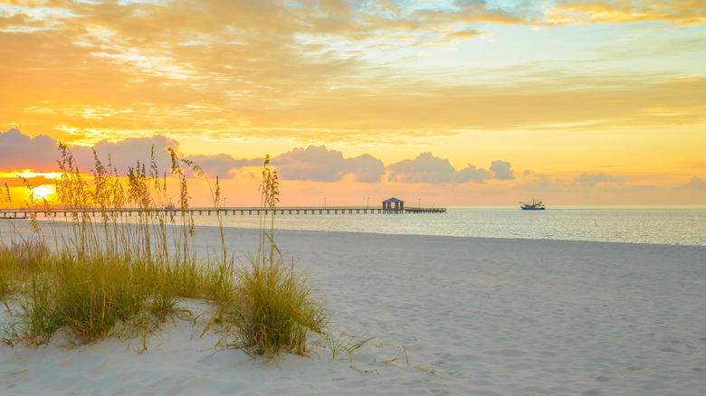 La playa de Gulfport, Mississippi, durante la puesta de sol
