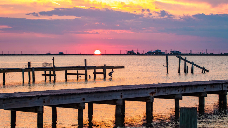Puesta de sol sobre el paso de Caminada en Grand Isle, Luisiana