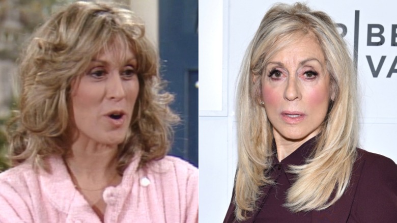 Judith Light en un episodio de "¿Quién es el jefe?" a la izquierda y con cabello largo y liso luciendo una blusa color burdeos en 2026 a la derecha.