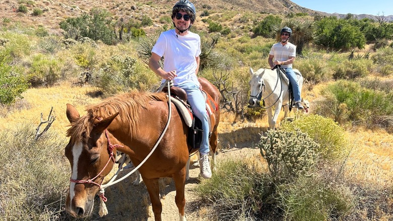 Dos jinetes a caballo en Crazy Horse Ranch