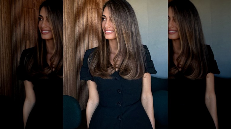Amal Clooney con cabello castaño oscuro y un peinado tipo burbuja