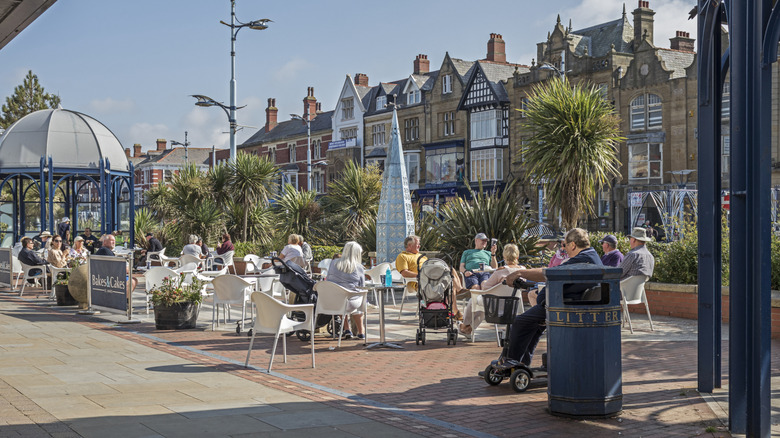 Personas sentadas en mesas en el paseo marítimo de Lytham St Annes, Reino Unido