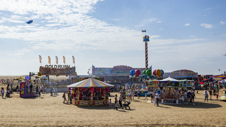 Parque de atracciones en un festival de cometas en la playa, Lytham St Annes, Lancashire, Reino Unido