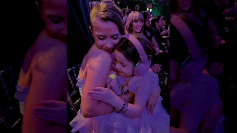 Bindi Irwin y su hija Grace Irwin Powell abrazándose, sentadas en la audiencia de DWTS