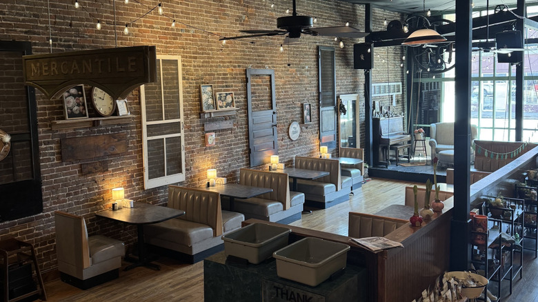Puestos dentro de Great Dave's Coffee Company en Monett, Missouri