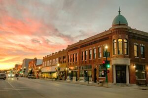Entre Branson y la frontera de Kansas se encuentra la encantadora ciudad de Ozark, en Missouri, con restaurantes y parques locales