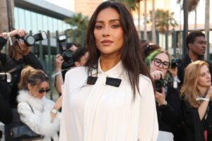 Cita del día de Shay Mitchell: ‘Es difícil ser niña’. Creo que necesitamos todos los…’