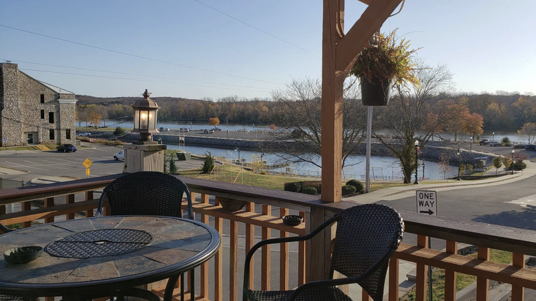 Vista del agua desde The Landing Bistro & Lounge, restaurante en Varsovia, Missouri