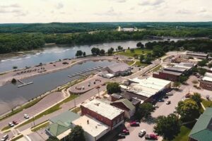 Ubicado en Ozarks de Missouri, hay una pequeña ciudad con vistas panorámicas al lago, campamentos y restaurantes pintorescos.