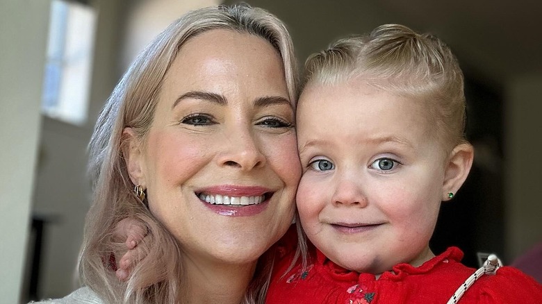 Brittany Daniel y su hija sonriendo en una selfie