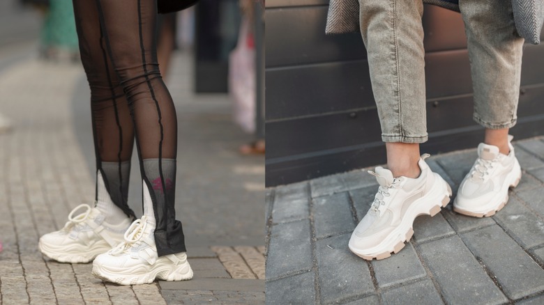 Una mujer con calzas transparentes y zapatillas de deporte gruesas a la izquierda y una mujer con jeans y zapatillas de deporte gruesas a la derecha.