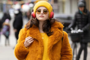 Deja que los personajes más elegantes de la televisión sean tu inspiración para el outfit de otoño de 2026