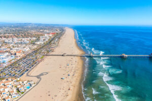 La mejor playa de la costa oeste de Estados Unidos en 2026 es un paraíso de California para practicar surf, vistas panorámicas del océano y vibraciones costeras