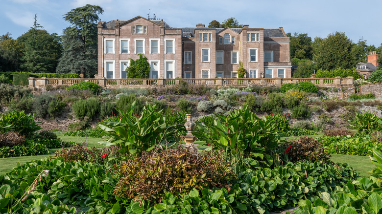 Jardines verdes y casa señorial en Hestercombe
