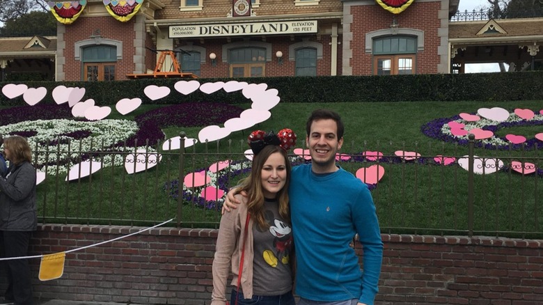 Piper Harmon y Jeb Harmon en Disneylandia.