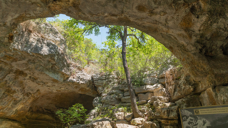 Entrada al Parque Estatal Longhorn Cavern en el condado de Burnet en Texas Hill Country