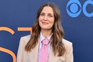 La impresionante transformación del cabello de Drew Barrymore, en fotos