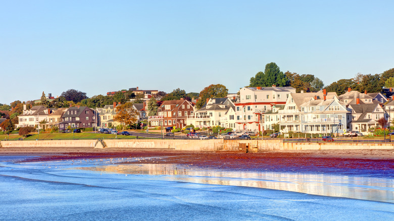 Casas grandes en Lynn con vista al agua y respaldadas por árboles altos, en Massachusetts