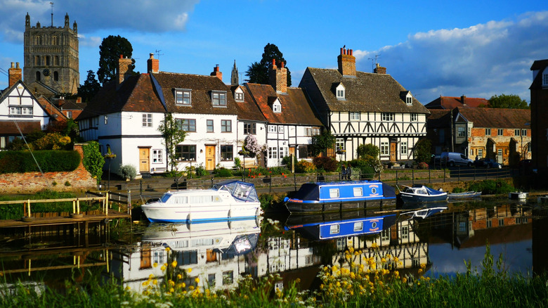 Barcos en Mill Bank con casas al fondo en Tewkesbury, Inglaterra.