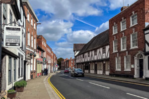 Entre Worcester y Gloucester hay una ciudad encantadora con sabrosos restaurantes, mercados y acceso a los Cotswolds