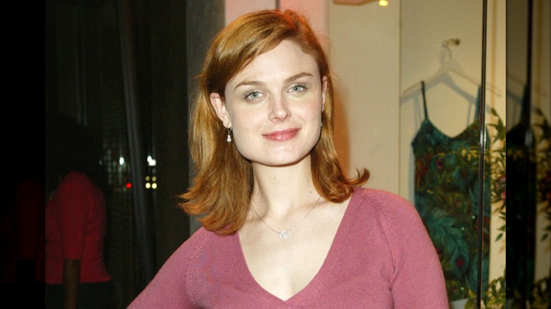 Emily Deschanel con cabello cobrizo el 14 de octubre de 2003