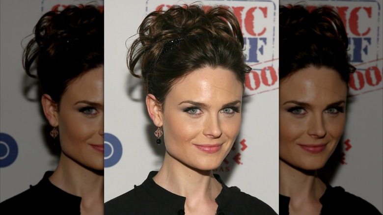 Emily Deschanel con cabello castaño oscuro el 18 de noviembre de 2006