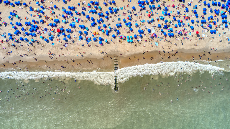 Fotografías de Ariel de sombrillas y personas en la playa de Rehoboth Beach Delaware.