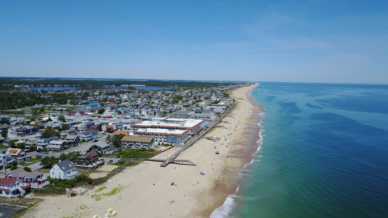 Fotografía de Ariel de casas y edificios a lo largo de Bethany Beach Delaware