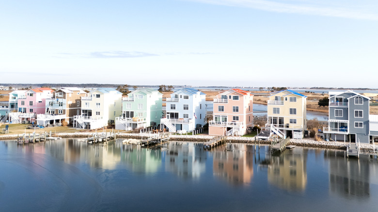 Casas coloridas que se reflejan en el agua conocida como 