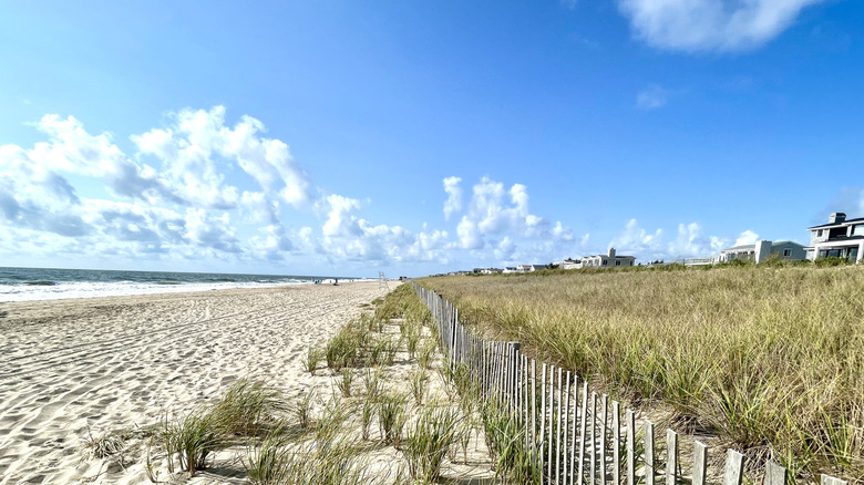 Valla contra tormentas que corre a lo largo de una duna en South Bethany Beach, Delaware